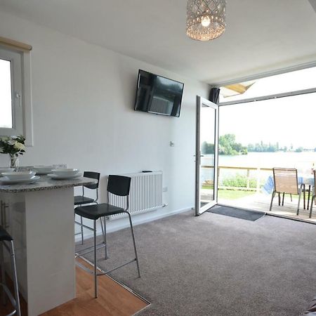 Premium Lake Lodges Chichester Buitenkant foto